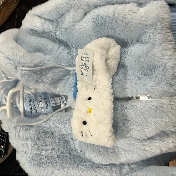 Forever 21 x  Blue Hello Kitty Hoodie crop fur jacket New size m - Picture 12 of 12